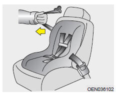 Kia Carens. Mettre une ceinture de sécurité de passager au mode d'autobouclage