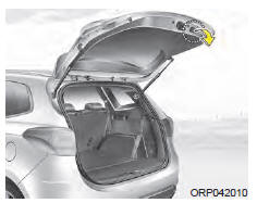 Kia Carens. Fermeture du hayon