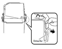 Mazda 5. Retrait du couvercle de batterie
