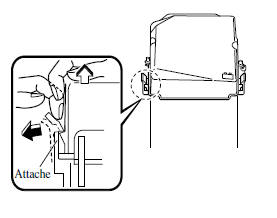 Mazda 5. Retrait du couvercle de batterie